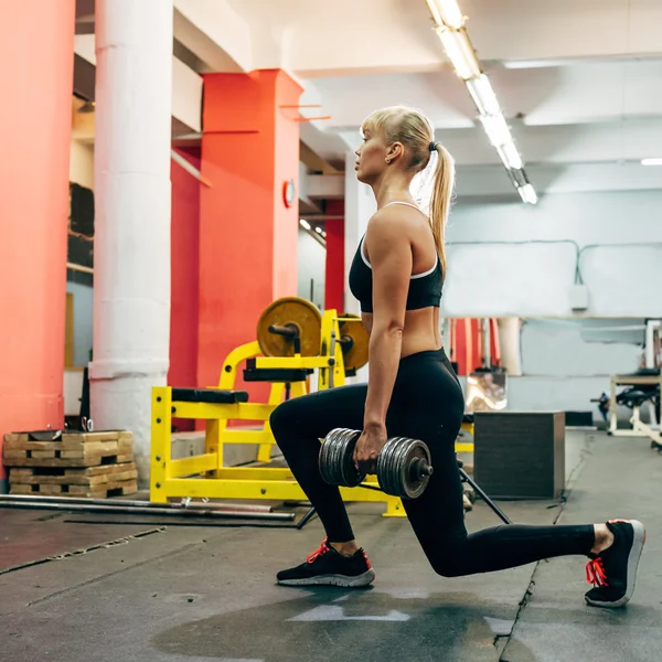 Beautiful girl bodybuilder ,  execute exercise with  dumbbells — Stok fotoğraf
