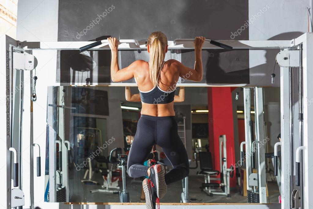 woman doing pull-ups