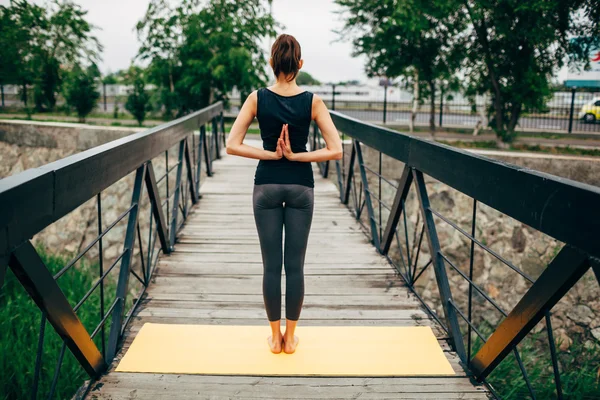 Giovane donna magra che fa yoga — Foto Stock