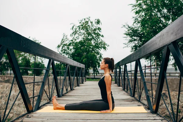 Giovane donna magra che fa yoga — Foto Stock