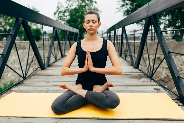 Young slim woman doing yoga — Stock fotografie