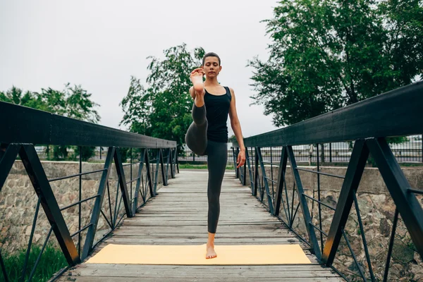 Giovane donna magra che fa yoga — Foto Stock