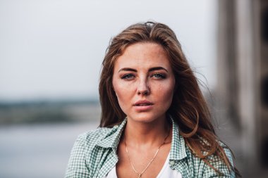 portre baş ve omuzlar kadın portresi