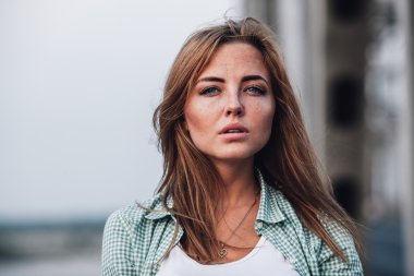 portre baş ve omuzlar kadın portresi