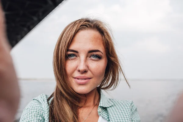 Vrouw nemen foto van zichzelf, selfie — Stockfoto