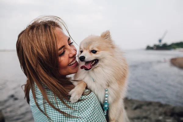 Genç kadın holding köpektir açık havada — Stok fotoğraf