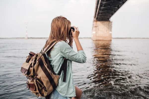 Frau fotografiert eine Betonautobrücke — Stockfoto