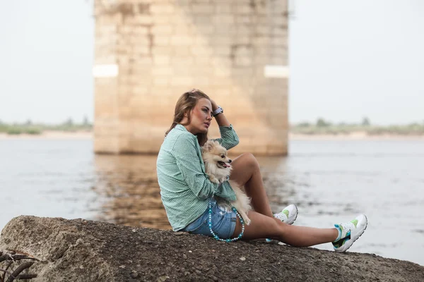 Onun küçük sevimli köpek ile güzel kız — Stok fotoğraf