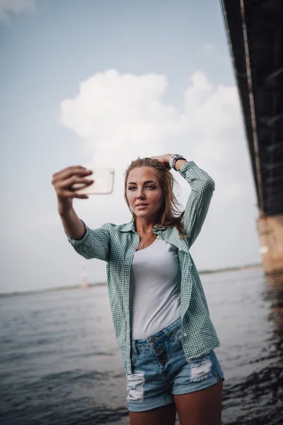 Mujer tomando fotos de sí misma, selfie — Foto de Stock