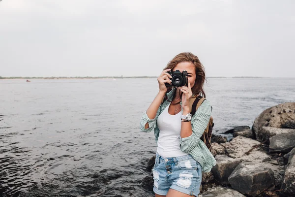 Girl takes photographs with vintage photo camera — Stock Photo, Image