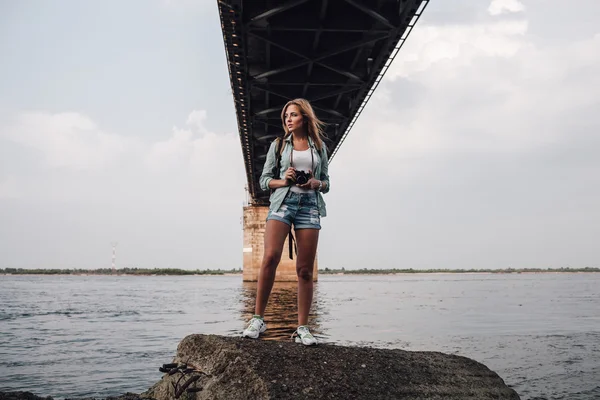 Girl takes photographs with vintage photo camera — Stock Photo, Image