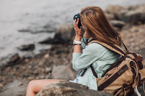 Meisje neemt foto's met vintage fotocamera — Stockfoto