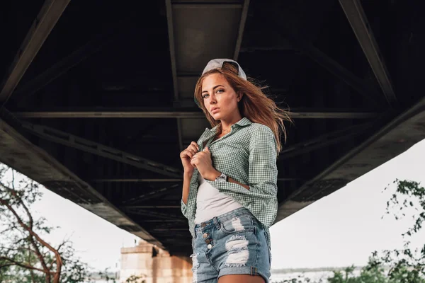 Mode meisje poseren in de buurt van betonnen wand — Stockfoto