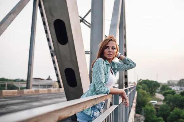 Portret van vrouw op brug — Stockfoto