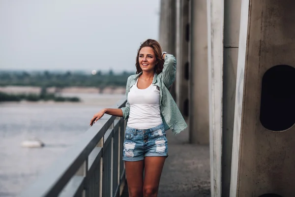 Portrait of woman on bridge — Stock Photo, Image