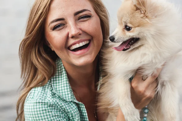 Hermosa chica con su pequeño lindo perro Imágenes de stock libres de derechos