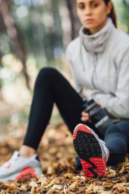 Runner kadın dinlenme Parkı yapraklarda