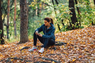 Runner kadın dinlenme Parkı yapraklarda