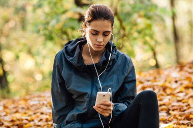 Runner kadın dinlenme Parkı yapraklarda