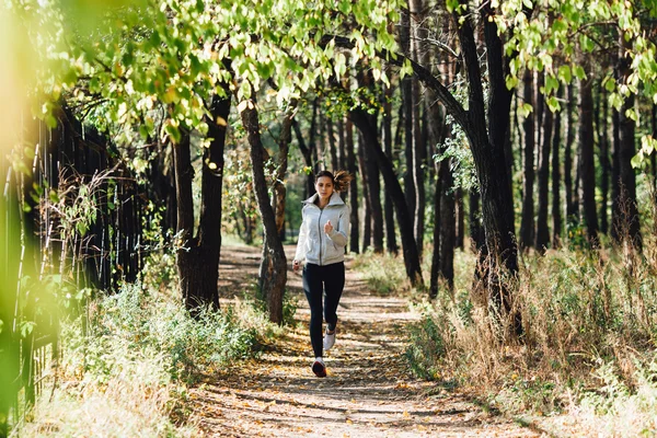 在秋天的公园慢跑的转轮女人 — 图库照片