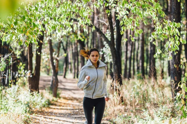 Runner mulher correndo no parque de outono — Fotografia de Stock