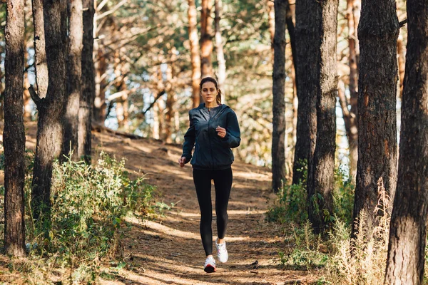 Runner vrouw joggen in herfst park — Stockfoto