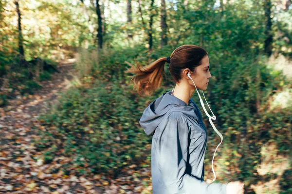 Jogging w parku jesień kobieta lekkoatletka — Zdjęcie stockowe