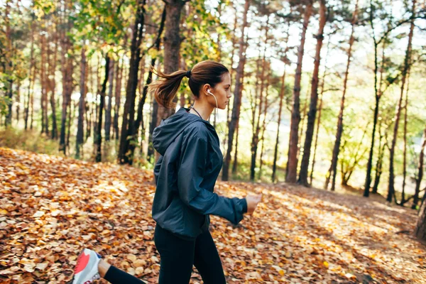 Jogging w parku jesień kobieta lekkoatletka — Zdjęcie stockowe