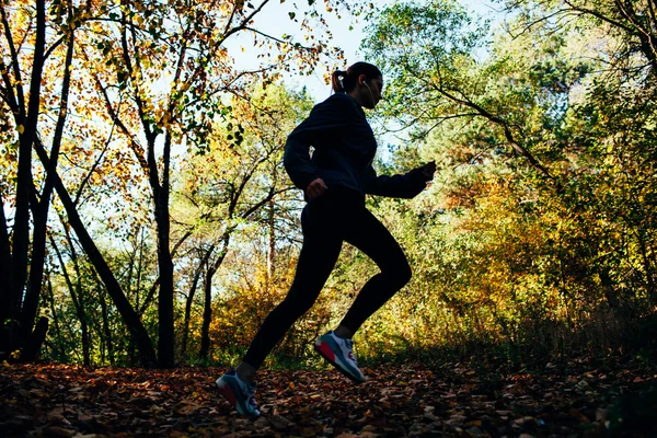 Jogging w parku jesień kobieta lekkoatletka — Zdjęcie stockowe