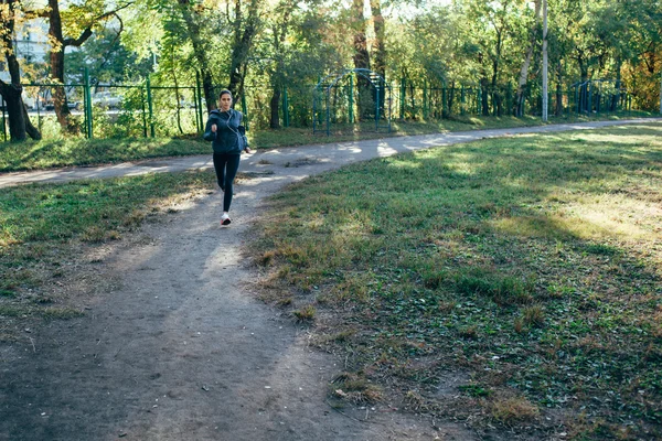 Runner mulher correndo no parque de outono — Fotografia de Stock