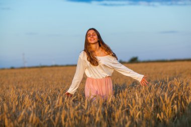 gün batımında buğday alanında güzel esmer Bayan