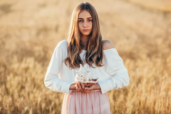 Beautiful girl in wheat field at sunset — Stock Photo, Image