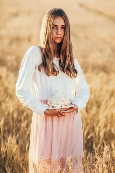 Menina bonita no campo de trigo ao pôr do sol — Fotografia de Stock