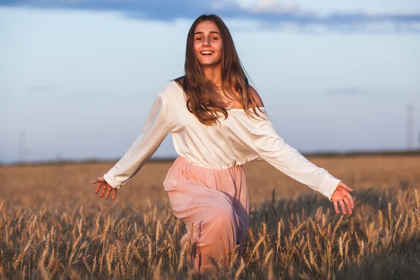 Wanita berambut cokelat cantik di ladang gandum saat matahari terbenam — Stok Foto
