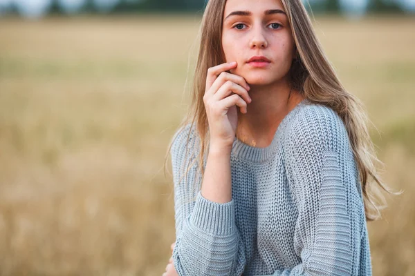 Mooie brunette dame in tarweveld bij zonsondergang — Stockfoto