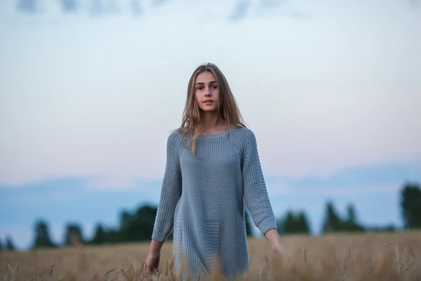 Schöne brünette Dame im Weizenfeld bei Sonnenuntergang — Stockfoto