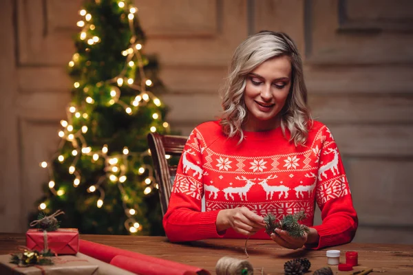 Blondine verpackt Geschenke — Stockfoto