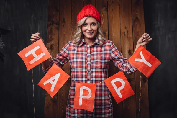 Mutlu tutan kadın kırmızı bayraklar, Noel Tema mektuplar — Stok fotoğraf