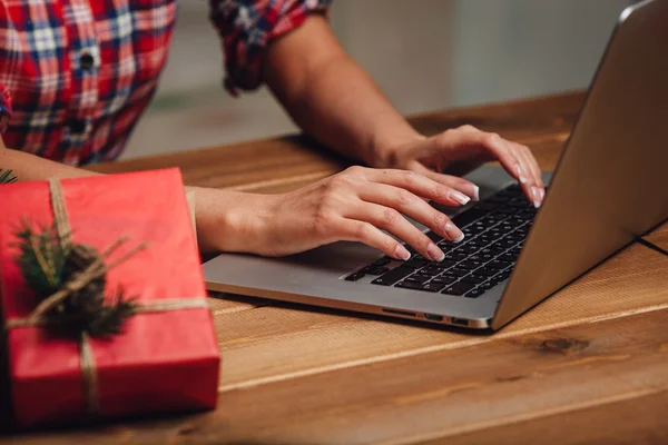 Mani donna primo piano che lavorano con il computer portatile — Foto Stock