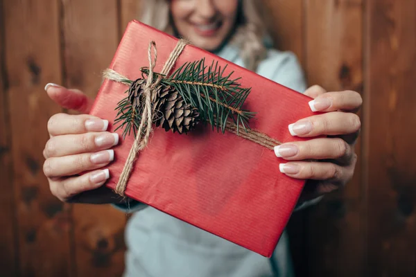 Kvinna händer som håller christmas gift box — Stockfoto