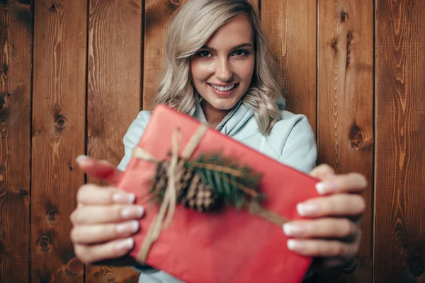 Блондинка с подарочной коробкой на Рождество — стоковое фото