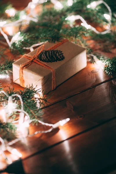 Подарочная коробка и меховое дерево на деревянном фоне — стоковое фото