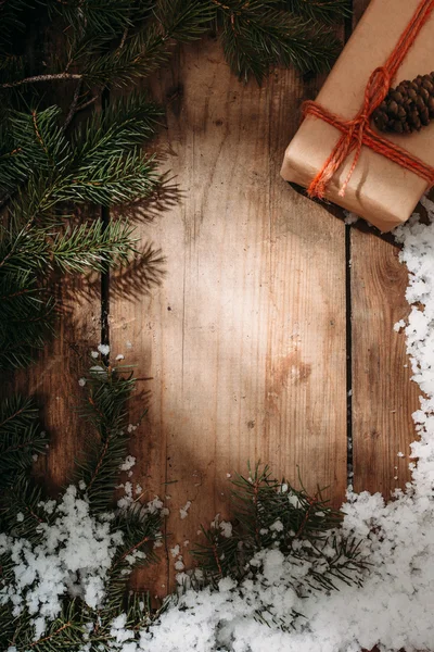 Caja de regalo y árbol de piel sobre fondo de madera —  Fotos de Stock