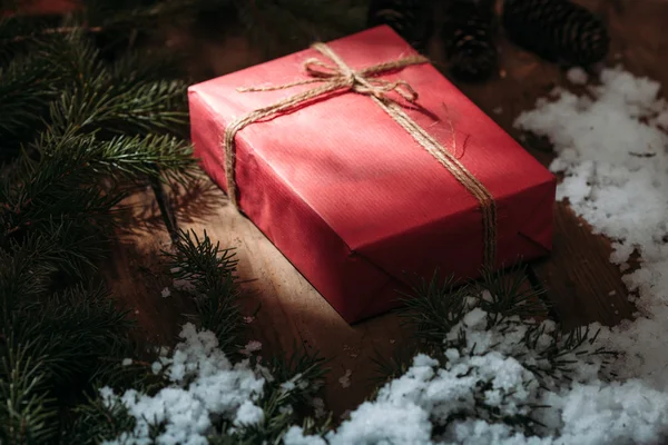 Boîte cadeau et arbre à fourrure sur fond en bois — Photo