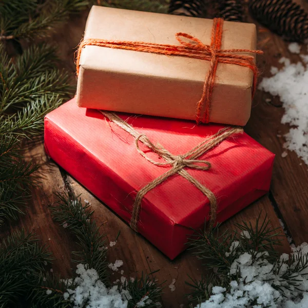 Cajas de regalo y árbol de piel sobre fondo de madera —  Fotos de Stock