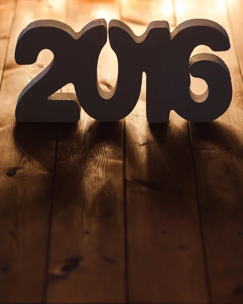 Numéro 2016 sur fond de table en bois, nouveau modèle d'année — Photo