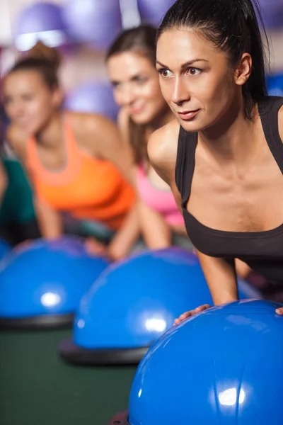 Mujeres balanceándose en la bola bosu — Foto de Stock