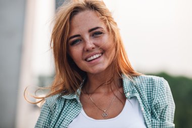 portre baş ve omuzlar kadın portresi