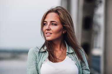 portre baş ve omuzlar kadın portresi