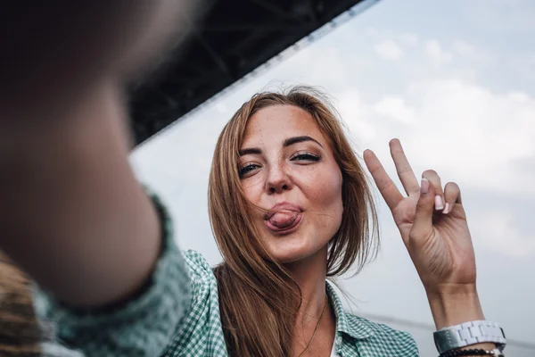 Mulher tirando foto de si mesma, selfie — Fotografia de Stock